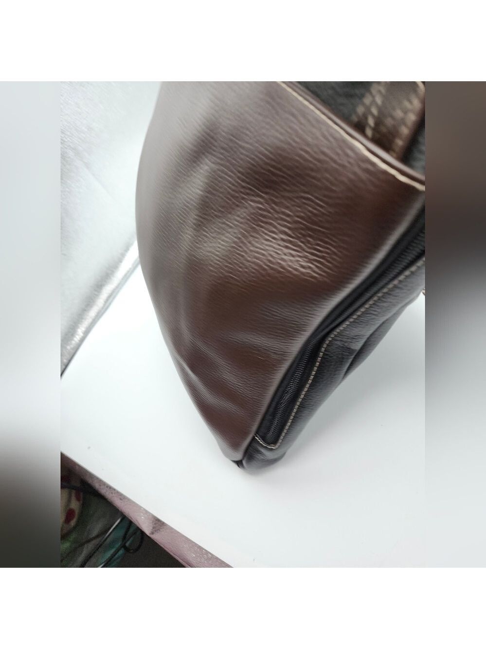 Travelsmith Elegant Black Leather Messenger Bag - Picture 6 of 14